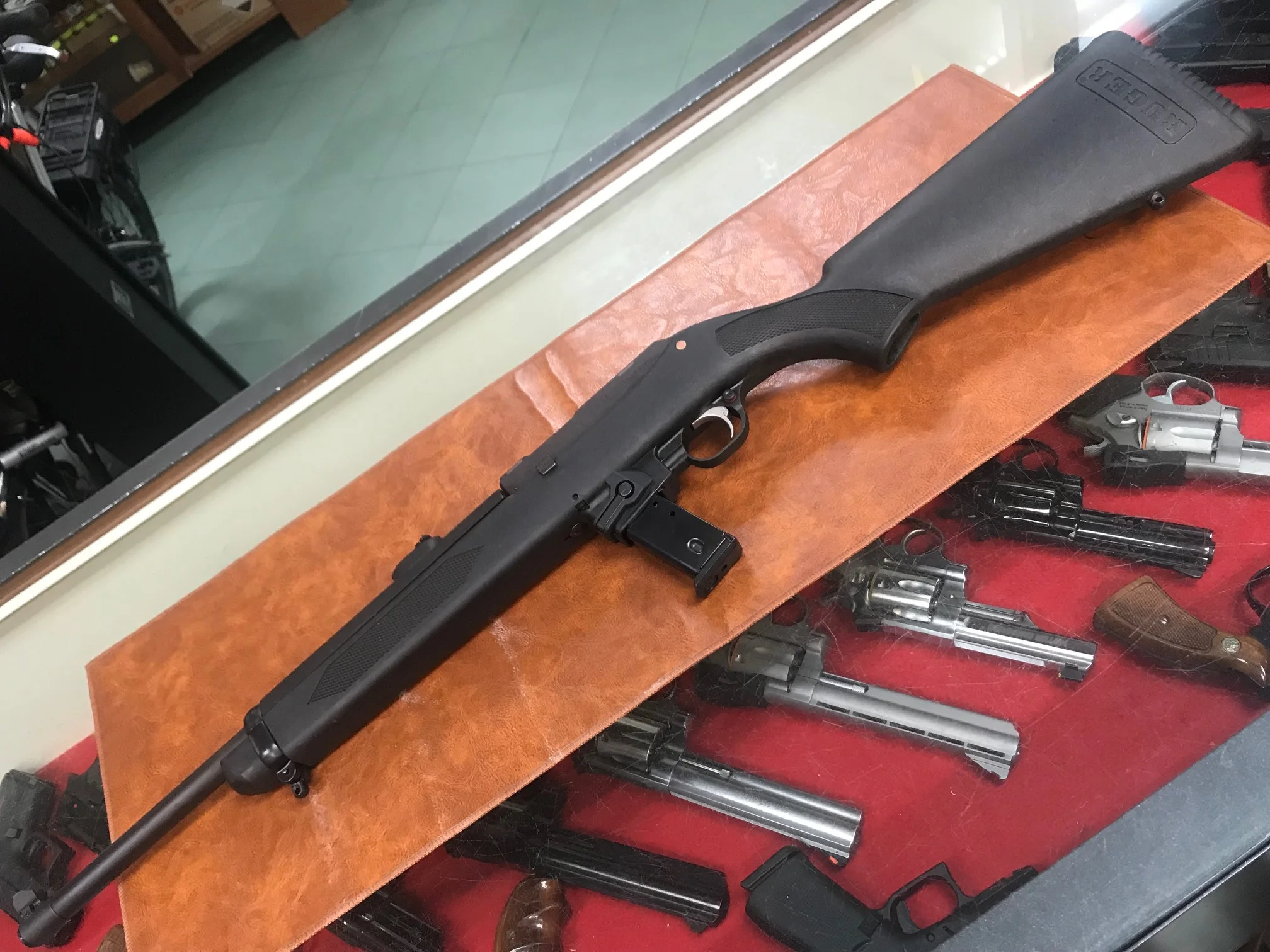 ruger_carbine_40_smith_wesson_carabinetta_semiautomatica_usa_USATO_044_1.webp Ruger Carbine .40 Smith & Wesson — Carabinetta Semiautomatica Usata - immagine 1